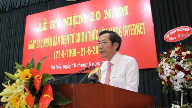 Tổng Biên tập Báo Nhân Dân Thuận Hữu phát biểu tại lễ kỷ niệm. (Ảnh: HUY VŨ)