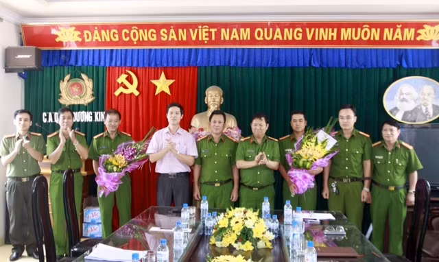 Lãnh đạo Công an hải Phòng và UBND quận Dương Kinh khen thưởng Công an quận Dương Kinh.