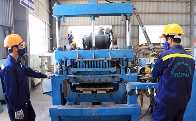 Dây chuyền sản xuất gạch blốc từ chất thải rắn tại Khu liên hợp xử lý chất thải rắn Khánh Sơn, TP Đà Nẵng. Ảnh: ĐỨC HOÀNG