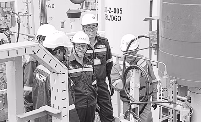 Ban lãnh đạo Công ty TNHH Lọc hóa dầu Nghi Sơn chứng kiến lô sản phẩm đầu tiên của nhà máy.