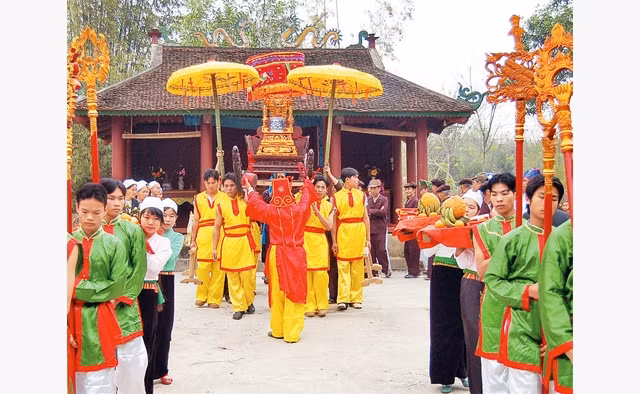 Thầy mo thực hành nghi lễ tại lễ hội đồng bào dân tộc Mường. 
