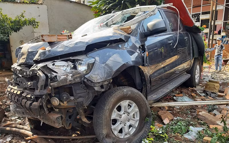 Sau khi gây tai nạn chiếc xe ô tô bán tải bị hư hỏng nặng.