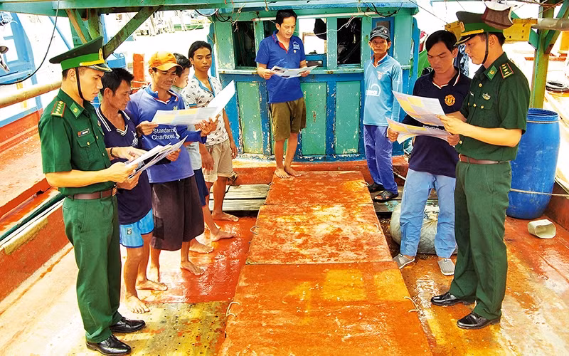 Bộ đội Biên phòng Cà Mau tuyên truyền ngư dân lợi ích khi lắp đặt thiết bị giám sát hành trình.