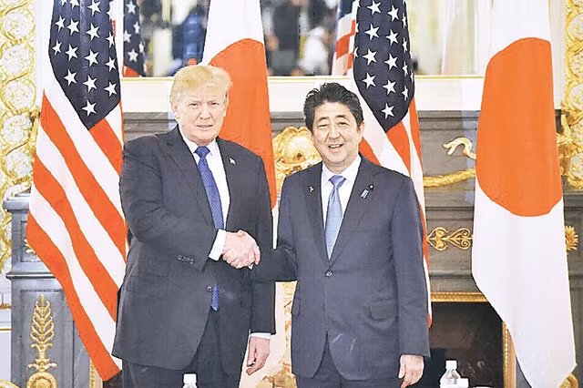 Tổng thống Mỹ Donald Trump (bên trái) và Thủ tướng Nhật Bản Shinzo Abe trước cuộc hội đàm cấp cao. (Ảnh: Reuters)