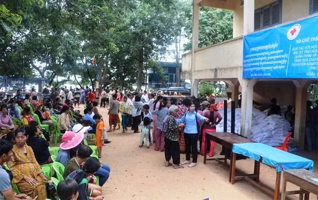 500 bà con gốc Việt và Khmer có hoàn cảnh khó khăn được khám chữa bệnh và tặng quà.