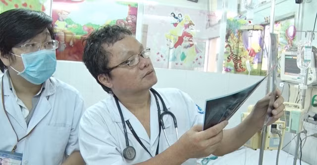 Quá tải vì công việc, nhưng chính tiếng cười trẻ thơ đã giúp bác sĩ Trương Hữu Khanh có thêm nhiều động lực làm việc và cống hiến.