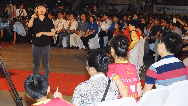 Phiên dịch cho người khiếm thính. Ảnh: SONG SONG 