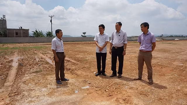 Ông Tạ Văn Sức (ngoài cùng bên trái) tâm sự trên phần đất hiến làm sân thể thao.