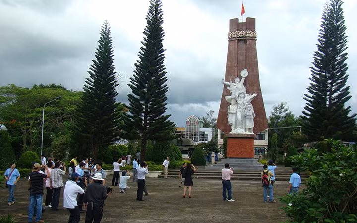 Di tích chiến thắng Đắk Tô - Tân Cảnh, điểm dừng chân trên đường đến ngã ba biên giới.