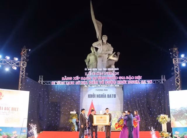 Lãnh đạo tỉnh Quảng Ngãi và huyện Ba Tơ đón nhận Bằng di tích quốc gia đặc biệt