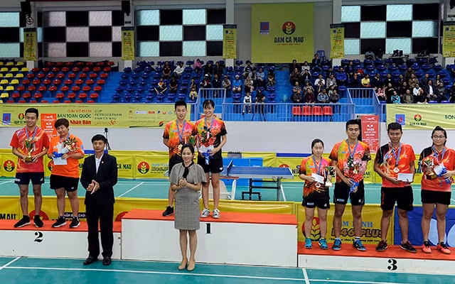 Trao giải thưởng cho các vận động viên đoạt giải ở nội dung đôi nam nữ Giải vô địch bóng bàn toàn quốc Báo Nhân Dân cúp Petro Vietnam Đạm Cà Mau lần thứ 36. Ảnh: ĐĂNG ANH