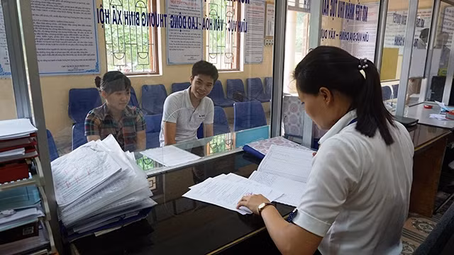 Trong sử dụng cán bộ, nên tạo điều kiện cho lớp trẻ phát triển.