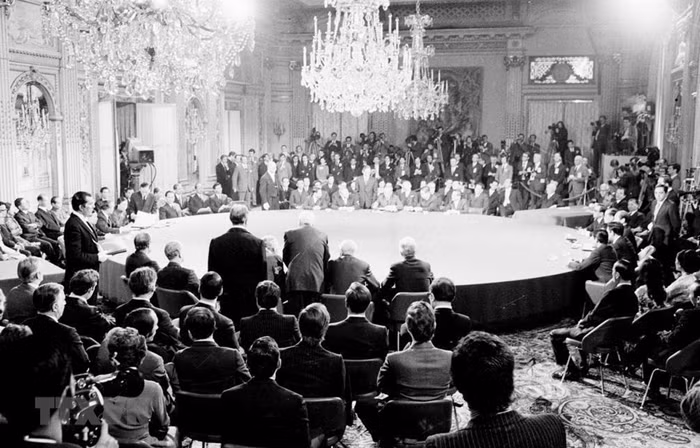 Ký kết Hiệp định Paris về Việt Nam ngày 27-1-1973, buộc Mỹ phải rút hết quân ra khỏi miền Nam Việt Nam, tạo ra tiền đề cho giải phóng hoàn toàn miền Nam.