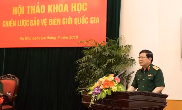 Đại tướng Ngô Xuân Lịch, Ủy viên Bộ Chính trị, Phó Bí thư Quân ủy T.Ư, Bộ trưởng Quốc phòng phát biểu ý kiến tại Hội thảo.