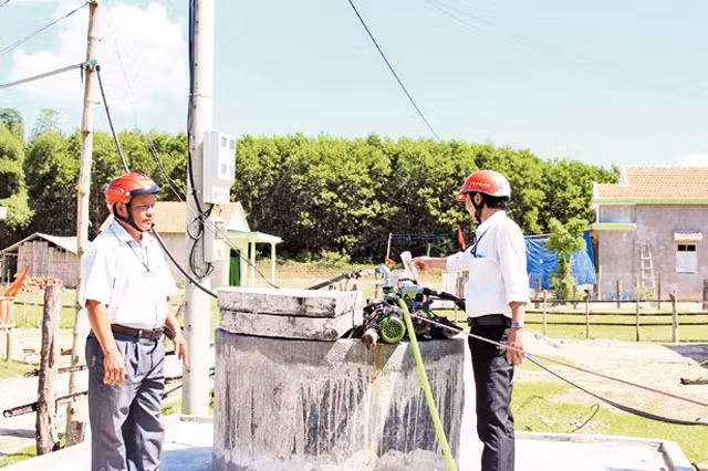 Cán bộ xã Sơn Trung kiểm tra công trình nước sạch khu tái định cư Mang Cành, huyện Sơn Hà.