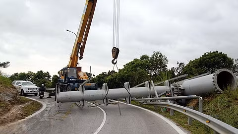 Cột biển quảng cáo bị đổ do bão.