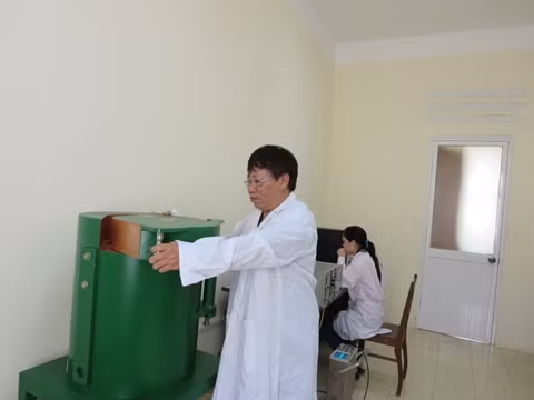Cán bộ Trung tâm Vật lý hạt nhân, Viện Vật lý (Viện Hàn lâm Khoa học và Công nghệ Việt Nam) vận hành thiết bị thí nghiệm.