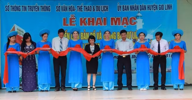 Cắt băng triển lãm bản đồ và tư liệu về Hoàng Sa, Trường Sa tại thị trấn Cửa Việt, huyện Gio Linh (Quảng Trị).