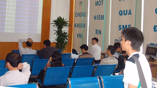 Nhiều nhà đầu tư vẫn chờ cơ hội để mua vào. Ảnh: NAM HẢI