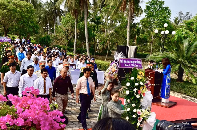 Tại buổi lễ, các đại biểu dâng hoa và dành một phút mặc niệm trước tượng đài Sơn Mỹ.