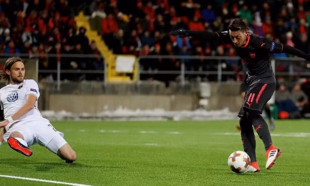 Mesut Ozil ấn định chiến thắng 3-0 cho Arsenal trên sân của Ostersund.