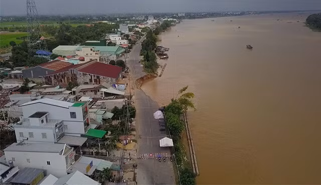 Quốc lộ 91 đoạn qua xã Bình Mỹ, huyện Châu Phú (An Giang) bị sạt lở.