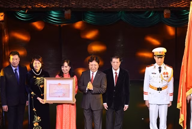 Phó Chủ tịch nước Đặng Thị Ngọc Thịnh trao Huân chương Độc lập hạng ba cho Nhà hát múa rối Việt Nam.