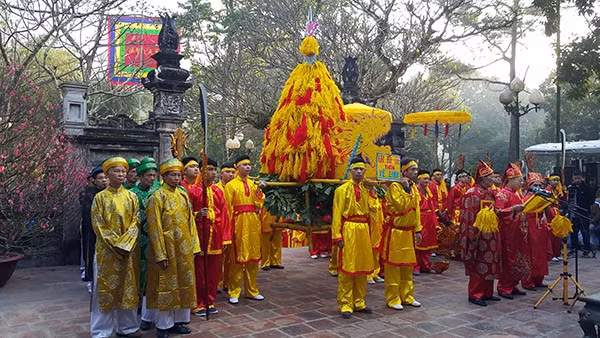 Nghi lễ rước giò hoa tre ở lễ hội đền Sóc.