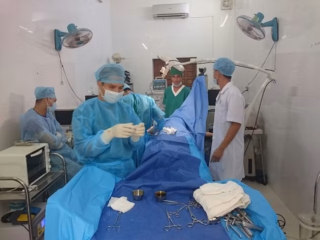 Kíp quân y bệnh xá Trường Sa phẫu thuật cho bệnh nhân.