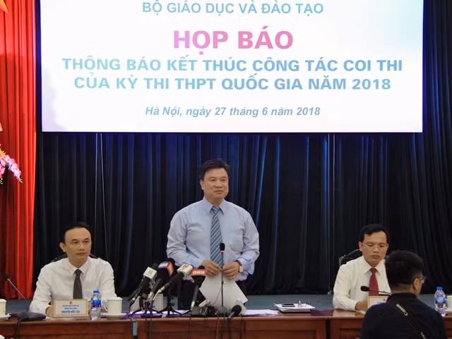Thứ trưởng GD-ĐT Nguyễn Hữu Độ tại buổi họp báo. (Ảnh: LÊ SƠN)