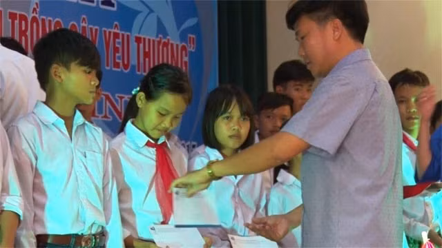 Quỹ từ thiện “trồng cây yêu thương” đồng hành cùng người nghèo