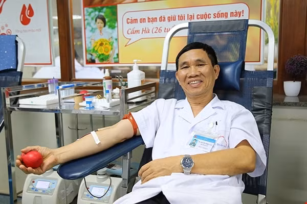 TS Nguyễn Triệu Vân hiến máu cứu người.