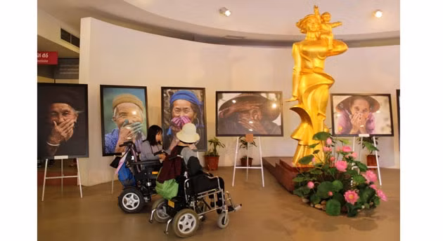 Người khuyết tật tham quan tại Bảo tàng Phụ nữ Việt Nam, Hà Nội.