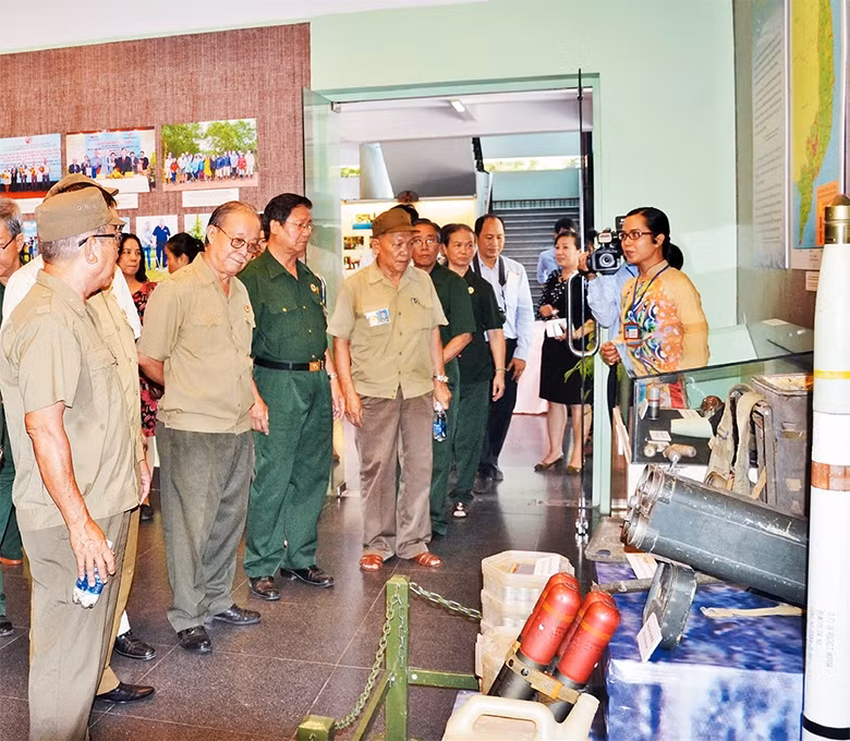 Các cựu chiến binh thành phố tham quan triển lãm "Hồi sinh những vùng đất chết" tại Bảo tàng Chứng tích chiến tranh.