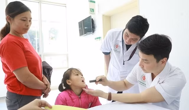 Các bác sĩ thăm khám cho một bệnh nhi.