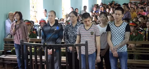 Băng nhóm của Hứa Văn Trưởng trước vành móng ngựa.