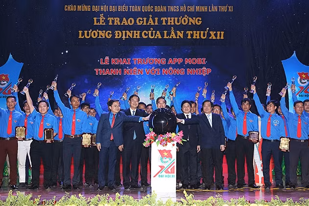 Đồng chí Nguyễn Văn Bình, Ủy viên Bộ Chính trị, Bí thư T.Ư Đảng, Trưởng Ban Kinh tế T.Ư (đứng giữa ảnh) và lãnh đạo các bộ, ban, ngành cùng khai trương ứng dụng sáng nay 30-11.