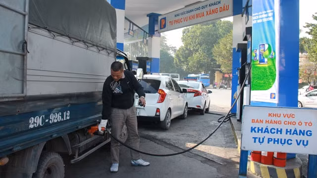 Người tiêu dùng chọn mua xăng E5 tại một số cây xăng Hà Nội.