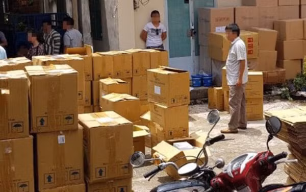 Công an khám xét nhà máy sản xuất thuốc của Lê Văn Khối tại huyện Bình Chánh. (Ảnh: CACC)