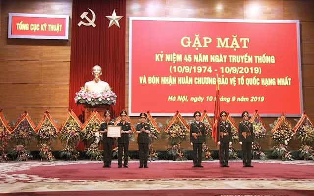 Thừa ủy quyền của Chủ tịch nước, Đại tướng Ngô Xuân Lịch, Bộ trưởng Quốc phòng trao Huân chương Bảo vệ Tổ quốc hạng Nhất tặng Tổng cục Kỹ thuật (Bộ Quốc phòng)
