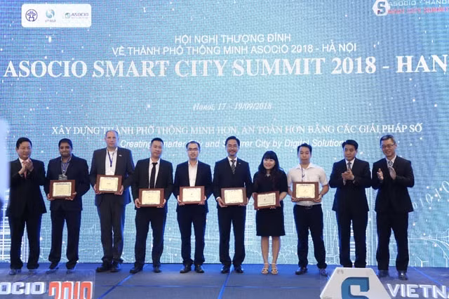 Các đại biểu dự hội nghị nhận quà lưu niệm của TP Hà Nội.