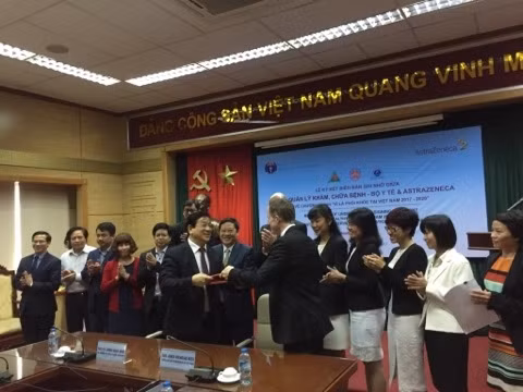Ứng cử viên vaccine Covid-19 hàng đầu tạm dừng thử nghiệm : Cú sốc hay niềm tin ảnh 2