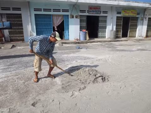 Chỉ một vài ngày, cát bụi đã phủ kín các tuyến đường khiến người dân phải dùng xẻng để dọn đường.