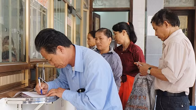 Đã tiến hành cấp thẻ BHYT theo mã số BHXH cho hơn 70,2 triệu người. Ảnh: HẢI NGUYỄN