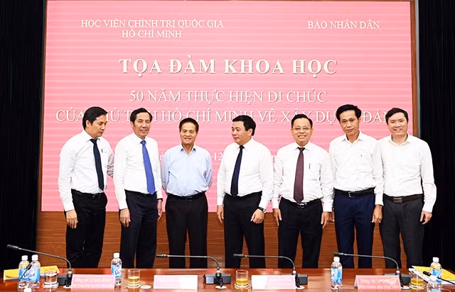 Các đại biểu trao đổi bên lề buổi tọa đàm. Ảnh: DUY LINH