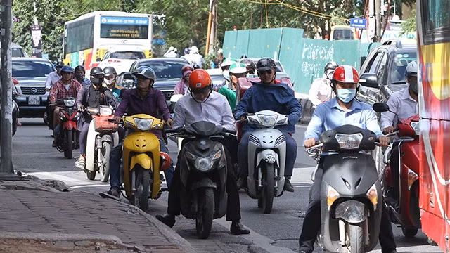 Dừng tránh nắng chiếm lòng đường gây cản trở giao thông.