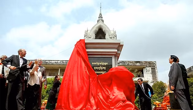 Đài tưởng niệm nằm trong Bảo tàng diệt chủng Toul Sleng từng là nhà tù an ninh S21 khét tiếng tàn bạo dưới thời Khmer Đỏ. (Ảnh: Cambodia Daily)