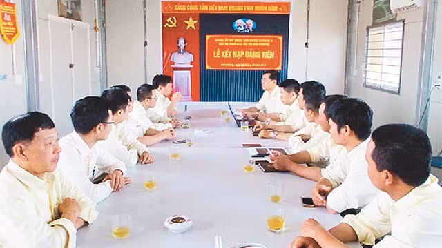 Lễ kết nạp đảng viên tại Chi bộ Ban điều hành các dự án Hải Phòng (Ðảng bộ Tổng công ty CP Tập đoàn CIENCO 4). Ảnh: BÌNH DƯƠNG