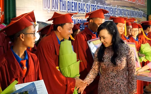 Bộ trưởng Y tế Nguyễn Thị Kim Tiến chúc mừng và tặng quà cho các bác sĩ trẻ tình nguyện.