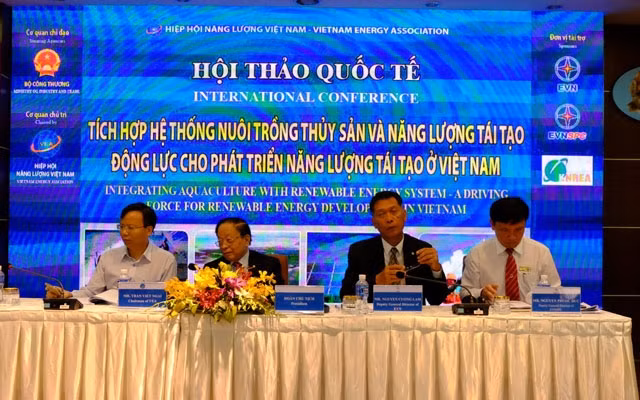 Đoàn chủ tịch điều hành hội thảo.